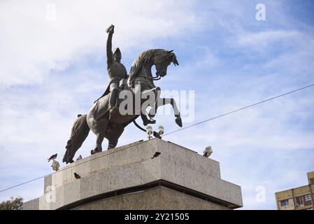 Neuquen, Argentinien; 19. november 2023: Denkmal für San Martin, eine bronzene Reiterstatue des argentinischen Helden auf einem Sockel, in Th Stockfoto