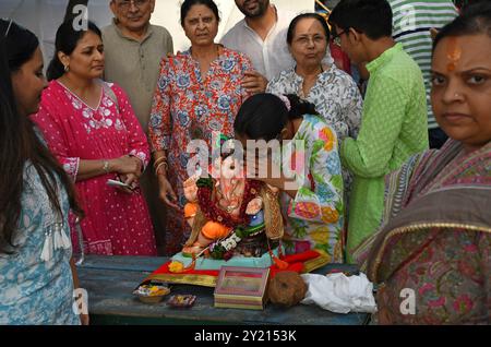 Mumbai, Indien. September 2024. Eine Frau betet zu dem elefantenköpfigen hinduistischen Gott Ganesh, bevor das Idol in Mumbai zum Eintauchen ins Arabische Meer getragen wird. Idole des elefantenköpfigen hinduistischen Gottes Ganesh sind traditionell in einem Gewässer wie See, Fluss oder Ozean eingetaucht, kleinere Idole tauchen in künstlich angelegten Teichen in der ganzen Stadt ein. Das Ritual wird durchgeführt, um den Geburtszyklus von Lord Ganesha zu kennzeichnen (Foto: Ashish Vaishnav/SOPA Images/SIPA USA) Credit: SIPA USA/Alamy Live News Stockfoto