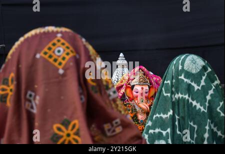 Mumbai, Maharashtra, Indien. September 2024. Die Gläubigen beten zum Elefantenköpfigen hinduistischen Gott Ganesh, bevor das Idol in einen künstlichen Teich in Mumbai gebracht wird. Idole des elefantenköpfigen hinduistischen Gottes Ganesh sind traditionell in einem Gewässer wie See, Fluss oder Ozean eingetaucht, kleinere Idole tauchen in künstlich angelegten Teichen in der ganzen Stadt ein. Das Ritual wird ausgeführt, um den Geburtszyklus von Lord Ganesha (Credit Image: © Ashish Vaishnav/SOPA images via ZUMA Press Wire) NUR REDAKTIONELLE VERWENDUNG zu kennzeichnen! Nicht für kommerzielle ZWECKE! Quelle: ZUMA Press, Inc./Alamy Live News Stockfoto