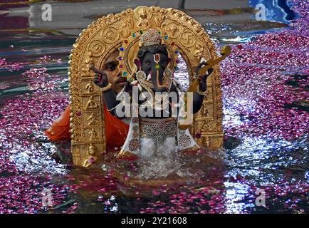 Mumbai, Maharashtra, Indien. September 2024. Ein Freiwilliger trägt ein Idol des elefantenköpfigen hinduistischen Gottes Ganesh, um in einen künstlichen Teich in Mumbai einzutauchen. Idole des elefantenköpfigen hinduistischen Gottes Ganesh sind traditionell in einem Gewässer wie See, Fluss oder Ozean eingetaucht, kleinere Idole tauchen in künstlich angelegten Teichen in der ganzen Stadt ein. Das Ritual wird ausgeführt, um den Geburtszyklus von Lord Ganesha (Credit Image: © Ashish Vaishnav/SOPA images via ZUMA Press Wire) NUR REDAKTIONELLE VERWENDUNG zu kennzeichnen! Nicht für kommerzielle ZWECKE! Quelle: ZUMA Press, Inc./Alamy Live News Stockfoto