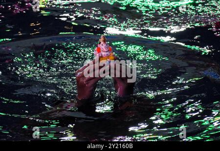 Mumbai, Maharashtra, Indien. September 2024. Ein Freiwilliger trägt ein kleines Idol von Elefanten-köpfigem hinduistischen Gott Ganesh, um in einen künstlichen Teich in Mumbai einzutauchen. Idole des elefantenköpfigen hinduistischen Gottes Ganesh sind traditionell in einem Gewässer wie See, Fluss oder Ozean eingetaucht, kleinere Idole tauchen in künstlich angelegten Teichen in der ganzen Stadt ein. Das Ritual wird ausgeführt, um den Geburtszyklus von Lord Ganesha (Credit Image: © Ashish Vaishnav/SOPA images via ZUMA Press Wire) NUR REDAKTIONELLE VERWENDUNG zu kennzeichnen! Nicht für kommerzielle ZWECKE! Quelle: ZUMA Press, Inc./Alamy Live News Stockfoto