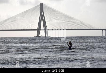 Mumbai, Maharashtra, Indien. September 2024. Ein Freiwilliger trägt ein Idol des elefantenköpfigen hinduistischen Gottes Ganesh, um in Mumbai in das Arabische Meer einzutauchen. Idole des elefantenköpfigen hinduistischen Gottes Ganesh sind traditionell in einem Gewässer wie See, Fluss oder Ozean eingetaucht, kleinere Idole tauchen in künstlich angelegten Teichen in der ganzen Stadt ein. Das Ritual wird ausgeführt, um den Geburtszyklus von Lord Ganesha (Credit Image: © Ashish Vaishnav/SOPA images via ZUMA Press Wire) NUR REDAKTIONELLE VERWENDUNG zu kennzeichnen! Nicht für kommerzielle ZWECKE! Quelle: ZUMA Press, Inc./Alamy Live News Stockfoto