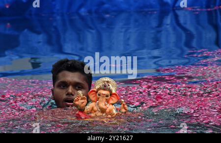 Mumbai, Maharashtra, Indien. September 2024. Ein Freiwilliger trägt ein Idol des elefantenköpfigen hinduistischen Gottes Ganesh, um in einen künstlichen Teich in Mumbai einzutauchen. Idole des elefantenköpfigen hinduistischen Gottes Ganesh sind traditionell in einem Gewässer wie See, Fluss oder Ozean eingetaucht, kleinere Idole tauchen in künstlich angelegten Teichen in der ganzen Stadt ein. Das Ritual wird ausgeführt, um den Geburtszyklus von Lord Ganesha (Credit Image: © Ashish Vaishnav/SOPA images via ZUMA Press Wire) NUR REDAKTIONELLE VERWENDUNG zu kennzeichnen! Nicht für kommerzielle ZWECKE! Quelle: ZUMA Press, Inc./Alamy Live News Stockfoto