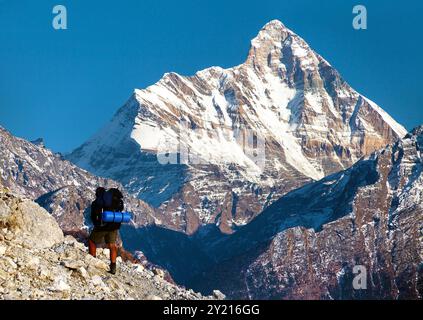 Mount Nanda Devi mit Wanderer, einer der besten Berge im indischen Himalaya, gesehen von Joshimath Auli, Uttarakhand, Indien, Indischen Himalaya Bergen Stockfoto