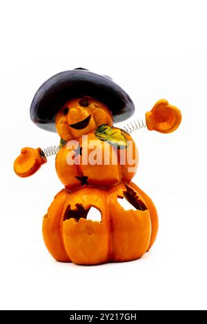 Jack O Lantern isoliert auf weißem Hintergrund. Keramischer Kerzenhalter in Form eines halloween-Kürbis. Stockfoto