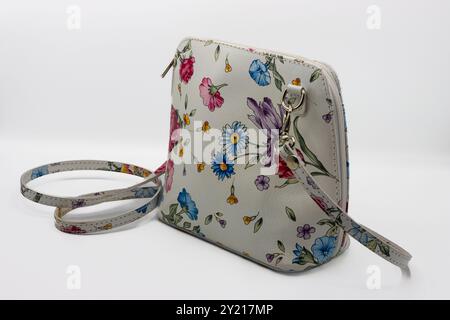 Tasche mit Blumenmuster im Sommer. Modische Damentasche Stockfoto