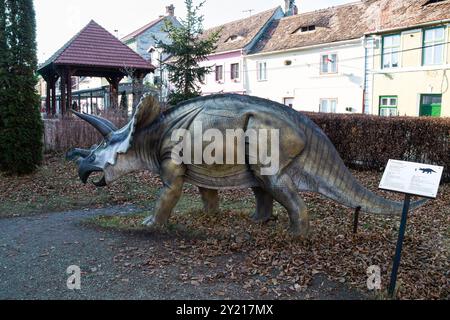 Triceratops Dinosaurier Statue im Garten des Naturhistorischen Museums in Sibiu, Rumänien Stockfoto