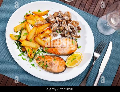 Gegrilltes Lachssteak mit Kartoffeln und Pilzen Stockfoto