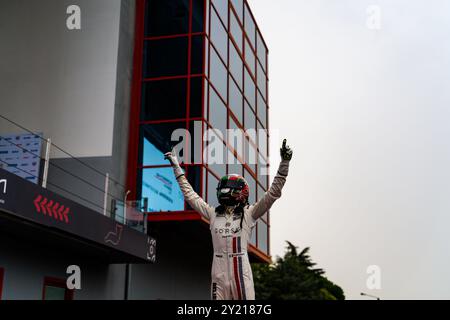 Imola, Italien. September 2024. Der italienische Fahrer von Dinamic Motorsport, Braschi Francesco, feiert den Sieg des zweiten Rennens der 7. Runde des Porsche Carrera Cup Italia auf der Rennstrecke Enzo und Dino Ferrari International. Quelle: SOPA Images Limited/Alamy Live News Stockfoto