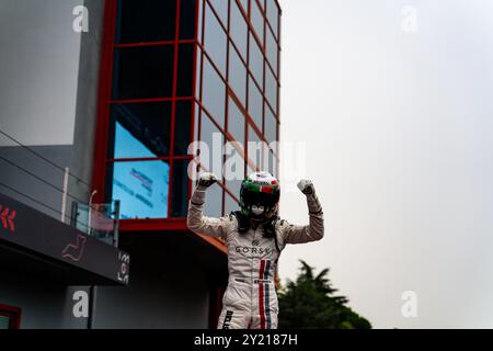 Imola, Italien. September 2024. Der italienische Fahrer von Dinamic Motorsport, Braschi Francesco, feiert den Sieg des zweiten Rennens der 7. Runde des Porsche Carrera Cup Italia auf der Rennstrecke Enzo und Dino Ferrari International. Quelle: SOPA Images Limited/Alamy Live News Stockfoto