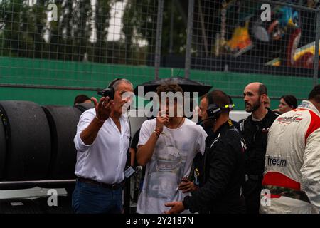 Imola, Italien. September 2024. Andrea Kimi Antonelli und sein Vater Marco Antonelli diskutieren über den Regen vor dem sechsten Rennen der Grand Turism Italian Championship auf der Enzo and Dino Ferrari International Rennstrecke. Quelle: SOPA Images Limited/Alamy Live News Stockfoto