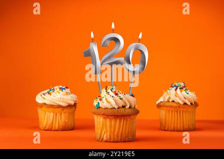 Geburtstagsfeier in orange - Kerzennummer 120 Stockfoto
