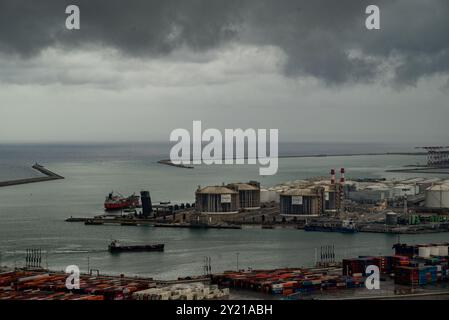 Gasspeichertanks des spanischen Energieunternehmens und des europäischen Übertragungsnetzbetreibers Enagas im Hafen von Barcelona. Stockfoto