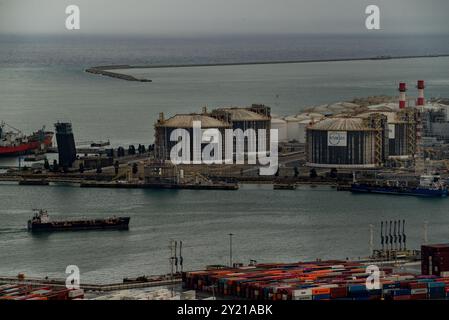 Gasspeichertanks des spanischen Energieunternehmens und des europäischen Übertragungsnetzbetreibers Enagas im Hafen von Barcelona. Stockfoto