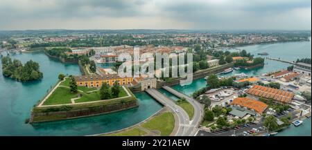 Aus der Vogelperspektive auf die Festung der Insel Perschiera del Garda am Gardasee mit großen Kanonenplattformen Stockfoto
