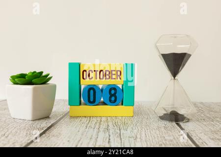 Oktober. Hallo Oktober, würfelförmiger Holzkalender mit Datum am 8. Oktober Stockfoto