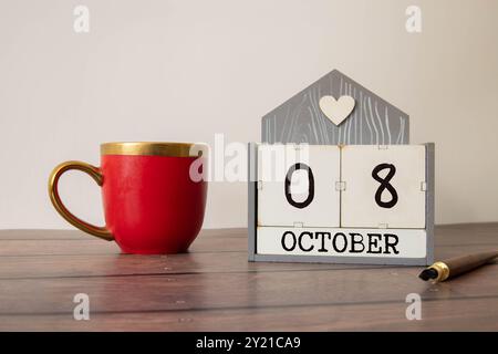 Oktober. Hallo Oktober, würfelförmiger Holzkalender mit Datum am 8. Oktober Stockfoto