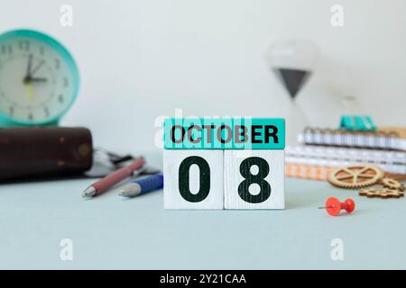 Oktober. Hallo Oktober, würfelförmiger Holzkalender mit Datum am 8. Oktober Stockfoto