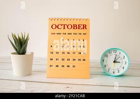 Oktober. Hallo Oktober, würfelförmiger Holzkalender mit Datum am 8. Oktober Stockfoto
