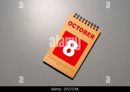 Oktober. Hallo Oktober, würfelförmiger Holzkalender mit Datum am 8. Oktober Stockfoto