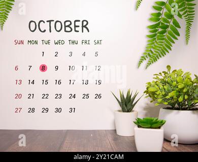 Oktober. Hallo Oktober, würfelförmiger Holzkalender mit Datum am 8. Oktober Stockfoto
