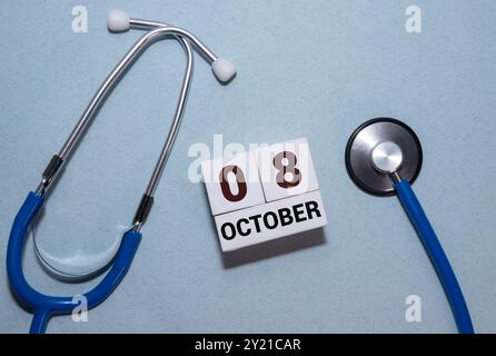 Oktober. Hallo Oktober, würfelförmiger Holzkalender mit Datum am 8. Oktober Stockfoto