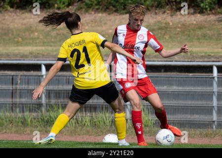 Köln, Deutschland. September 2024. Köln, 8. September 2024: Amelie Höger (21 FSV 67 Weinberg) und Vivien Schwing (15 Fortuna Köln) beim DFB-Pokal-Spiel zwischen Fortuna Köln und SV 67 Weinberg im BZA Chorweiler, Merianstraße in Köln. QIANRU (Qianru Zhang/SPP) Credit: SPP Sport Press Photo. /Alamy Live News Stockfoto