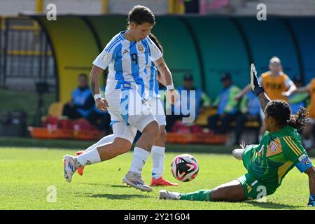 Bogota, Kolumbien. September 2024. Kishi Nunez aus Argentinien kämpft um den Possession Ball mit Genesis Perez aus Costa Rica während des Gruppenspiels FIFA U-20 Frauen-Weltmeisterschaft Kolumbien 2024 zwischen Argentinien und Costa Rica im Metropolitano de Techo Stadium in Bogota am 8. September 2024. Foto: Julian Medina/DiaEsportivo/Alamy Live News Credit: DiaEsportivo/Alamy Live News Stockfoto