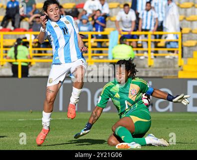 Bogota, Kolumbien. September 2024. Veronica Acuna aus Argentinien kämpft um den Possession Ball mit Genesis Perez aus Costa Rica während des Gruppenspiels FIFA U-20 Frauen-Weltmeisterschaft Kolumbien 2024 zwischen Argentinien und Costa Rica im Metropolitano de Techo Stadium in Bogota am 8. September 2024. Foto: Julian Medina/DiaEsportivo/Alamy Live News Credit: DiaEsportivo/Alamy Live News Stockfoto