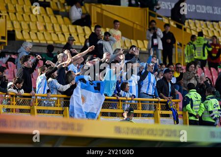 Bogota, Kolumbien. September 2024. Argentinien-Fans feiern nach dem Spiel der Gruppe F FIFA U-20-Frauen-Weltmeisterschaft Kolumbien 2024 zwischen Argentinien und Costa Rica am 08. September 2024 im Metropolitano de Techo Stadium in Bogota. Foto: Julian Medina/DiaEsportivo/Alamy Live News Credit: DiaEsportivo/Alamy Live News Stockfoto