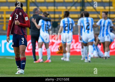 Bogota, Kolumbien. September 2024. Josselyn Briceno aus Costa Rica beklagt das Spiel der Gruppe F FIFA U-20-Frauen-Weltmeisterschaft Kolumbien 2024 zwischen Argentinien und Costa Rica im Metropolitano de Techo Stadium in Bogota am 8. September 2024. Foto: Julian Medina/DiaEsportivo/Alamy Live News Credit: DiaEsportivo/Alamy Live News Stockfoto