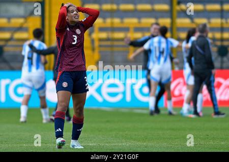 Bogota, Kolumbien. September 2024. Josselyn Briceno aus Costa Rica beklagt das Spiel der Gruppe F FIFA U-20-Frauen-Weltmeisterschaft Kolumbien 2024 zwischen Argentinien und Costa Rica im Metropolitano de Techo Stadium in Bogota am 8. September 2024. Foto: Julian Medina/DiaEsportivo/Alamy Live News Credit: DiaEsportivo/Alamy Live News Stockfoto