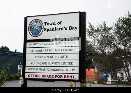 Schild mit der Niederlassung von Spaniard's Bay, das Unternehmen auf der NL 70 in Neufundland & Labrador, Kanada, aufführt Stockfoto