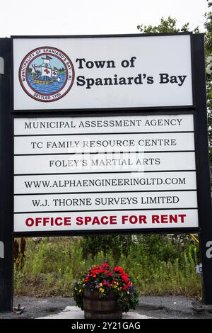 Schild mit der Niederlassung von Spaniard's Bay, das Unternehmen auf der NL 70 in Neufundland & Labrador, Kanada, aufführt Stockfoto