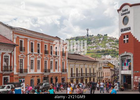 Eine typische Straße in der Innenstadt und die Statue Virgin de El Panecillo auf dem Hügel El Panecillio in Quito, Ecuador vom San Francisco Plaza Stockfoto