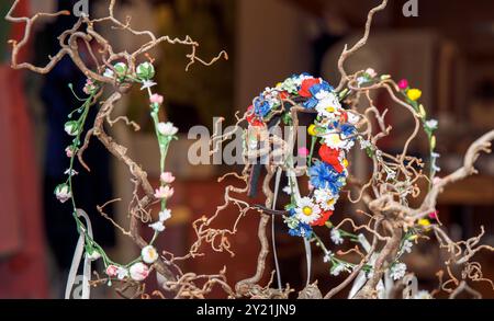 Dekorative Wildblumen, Zweige, rustikaler Charme, naturinspiriertes Design, bunte Blumenkrone, blühender Kranz, handgefertigtes Accessoire, Bohemian Style, fl Stockfoto