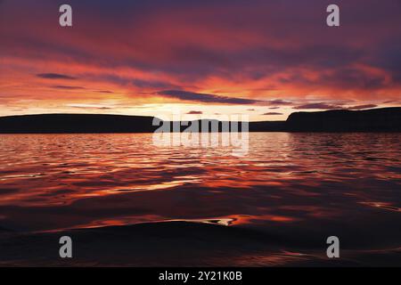 Unglaublichen Sonnenuntergang über der kanadischen Arktis auf einen ruhigen Abend um Mitternacht Stockfoto