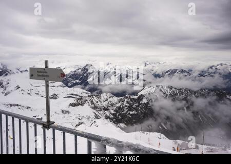 Beginn des Winters im Mai, Panorama von der Gipfelstation des Nebelhorns, 2224m, bis Hoefats, 2259m, Allgäuer Alpen, Allgaeu, Bayern, Deutschland, Europa Stockfoto