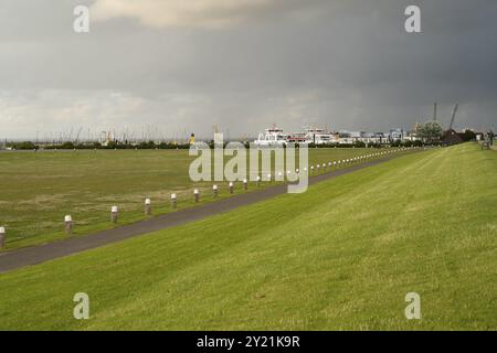 Blick vom Deich zum Hafen, dunkle Wolken, Abendlicht, Norddeich, Ostfriesland, Niedersachsen, Deutschland, Europa Stockfoto