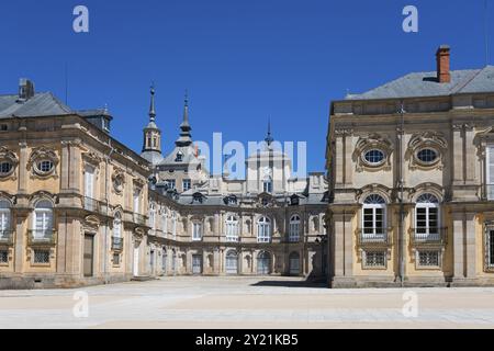 Großer historischer Palast mit Türmen und symmetrischer Architektur unter blauem Himmel, Königsschloss La Granja, Palast, Palacio Real de La Granja de San Ilde Stockfoto