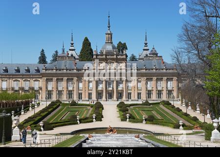 Historischer Palast mit symmetrischem formellem Garten und Skulpturen bei sonnigem Wetter, Königsschloss La Granja, Palast, Palacio Real de La Granja de San Ildef Stockfoto