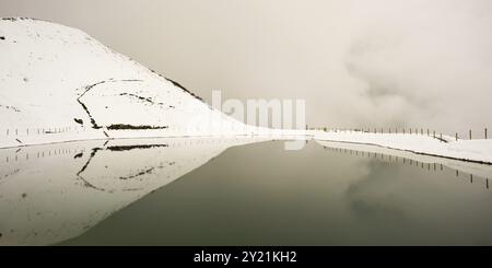 Im Mai beginnt der Riezler Alpsee, ein künstlicher See, Schneeteich, mit den Schneekanonen, die die Hänge des Fellhorns und der Kanzelwand c versorgen Stockfoto