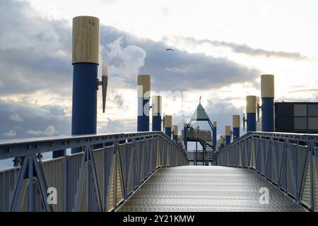 Brücke mit Aussichtsturm, Norddeich, Ostfriesland, Niedersachsen, Deutschland, Europa Stockfoto