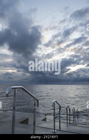 Treppe zur Nordsee, Flut, dramatischer Himmel, Nationalpark Niedersächsisches Wattenmeer, Norddeich, Ostfriesland, Niedersachsen, Deutschland, Europa Stockfoto