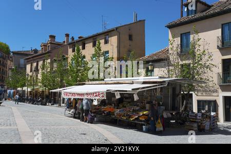 Sonnige Straßenszene mit Marktstand, Gebäuden und Menschen in einer Stadt, Plaza de los Dolores, San Ildefonso, Segovia, Castilla y Leon, Castilla y Leon Stockfoto