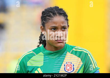 Bogota, Kolumbien. September 2024. Torhüter Genesis Perez von Costa Rica, während der Nationalhymne beim Spiel der Gruppe F FIFA U-20-Frauen-Weltmeisterschaft Kolumbien 2024 zwischen Argentinien und Costa Rica im Metropolitano de Techo Stadium in Bogota am 8. September 2024. Foto: Julian Medina/DiaEsportivo/Alamy Live News Credit: DiaEsportivo/Alamy Live News Stockfoto