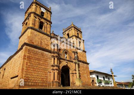 Seitenansicht der beeindruckenden Kathedrale der Unbefleckten Empfängnis aus der Kolonialzeit vor blauem Himmel und Schleierwolken, Barichara, Kolumbien, Südamerika Stockfoto