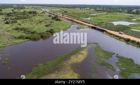 Luftaufnahme der Transpantaneira-Feldstraße mit Brücke neben einer Lagune in der typischen Landschaft der North Pantanal Feuchtgebiete, Mato Grosso, Brasilien, South Ameri Stockfoto