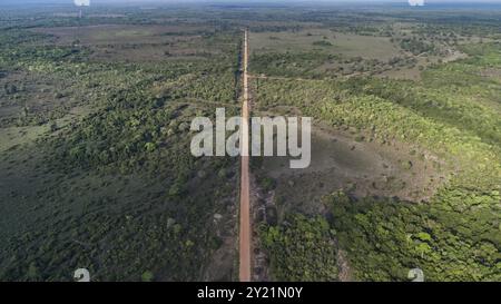 Luftaufnahme der Transpantaneira-Feldstraße, die gerade die North Pantanal Wetlands überquert, Mato Grosso, Brasilien, Südamerika Stockfoto