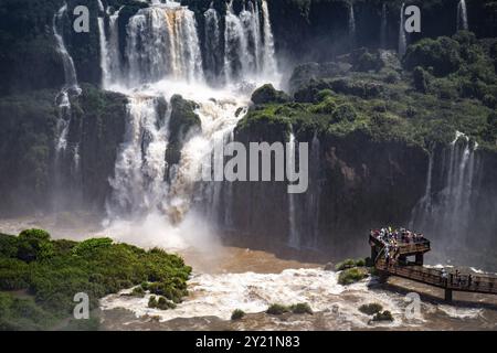 Aus nächster Nähe sehen Sie spektakuläre Wasserfälle mit üppiger grüner Vegetation und einer Besucherplattform, Iguazu Falls, Argentinien, Südamerika Stockfoto